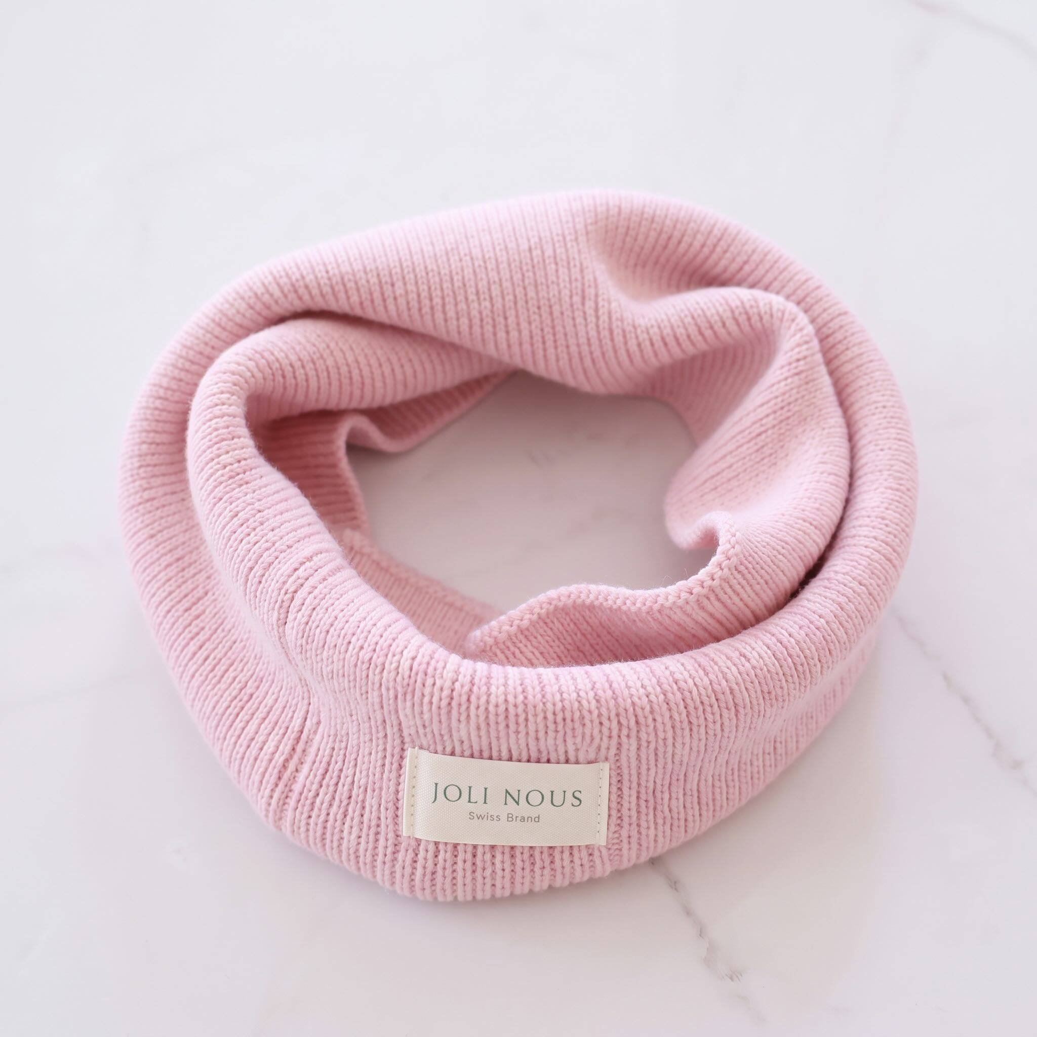 foulard pois bleu blanc élégant de la marque suisse Joli Nous, un accessoire premium pour bébé, alliant design raffiné et qualité exceptionnelle OEKO-TEX GOTS