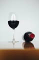 Bouteille et verre de vin rouge