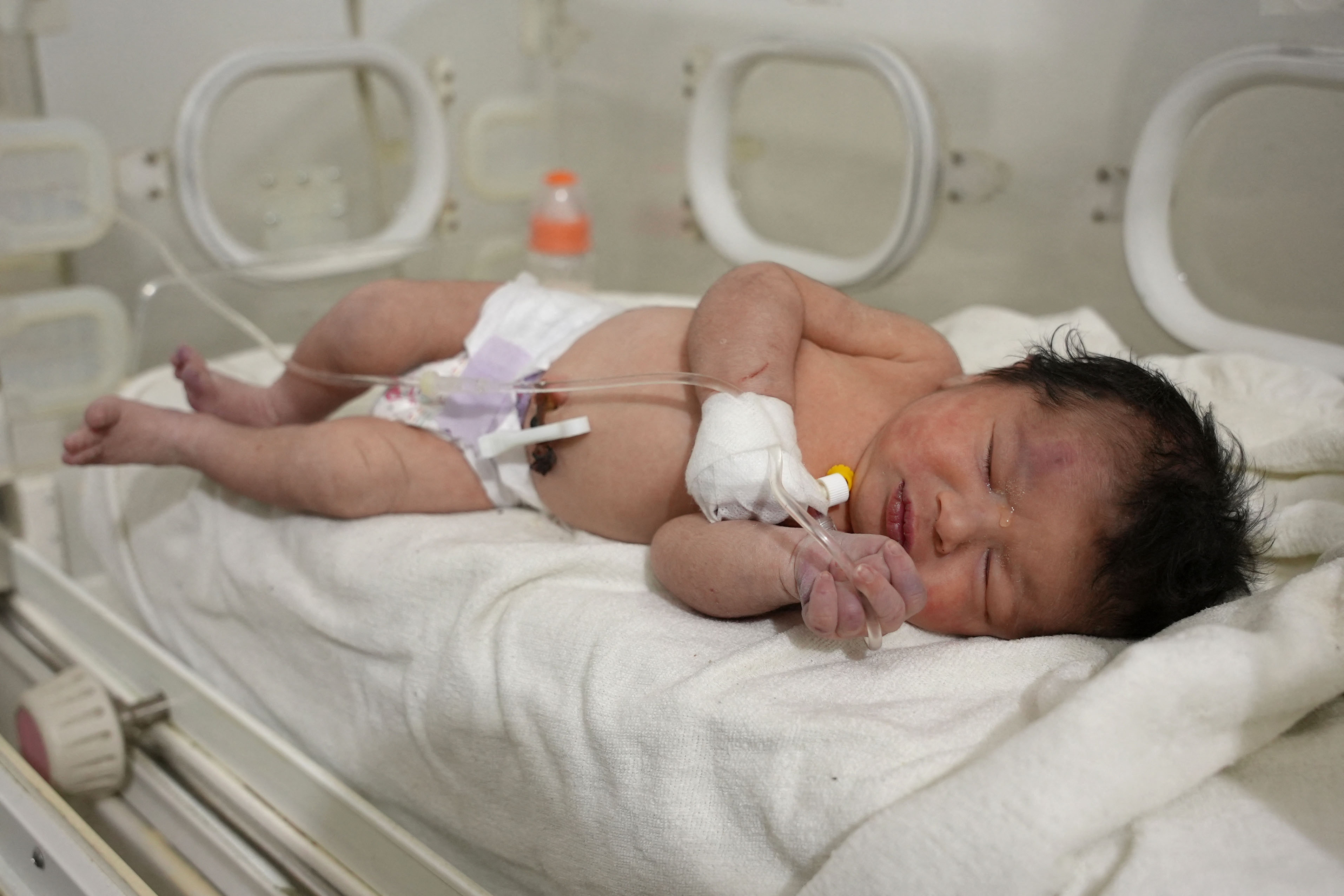 NEW BORN BABY, NAILIGTAS SA GUMUHONG GUSALI SA SYRIA
