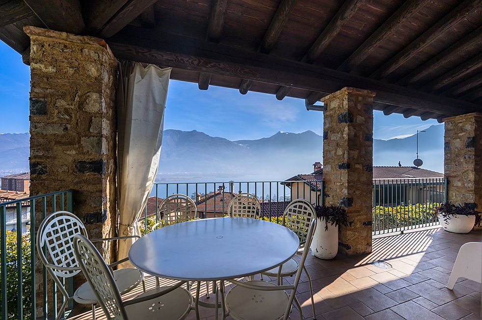  Iseo
- Elegant villa with lake view and swimming pool