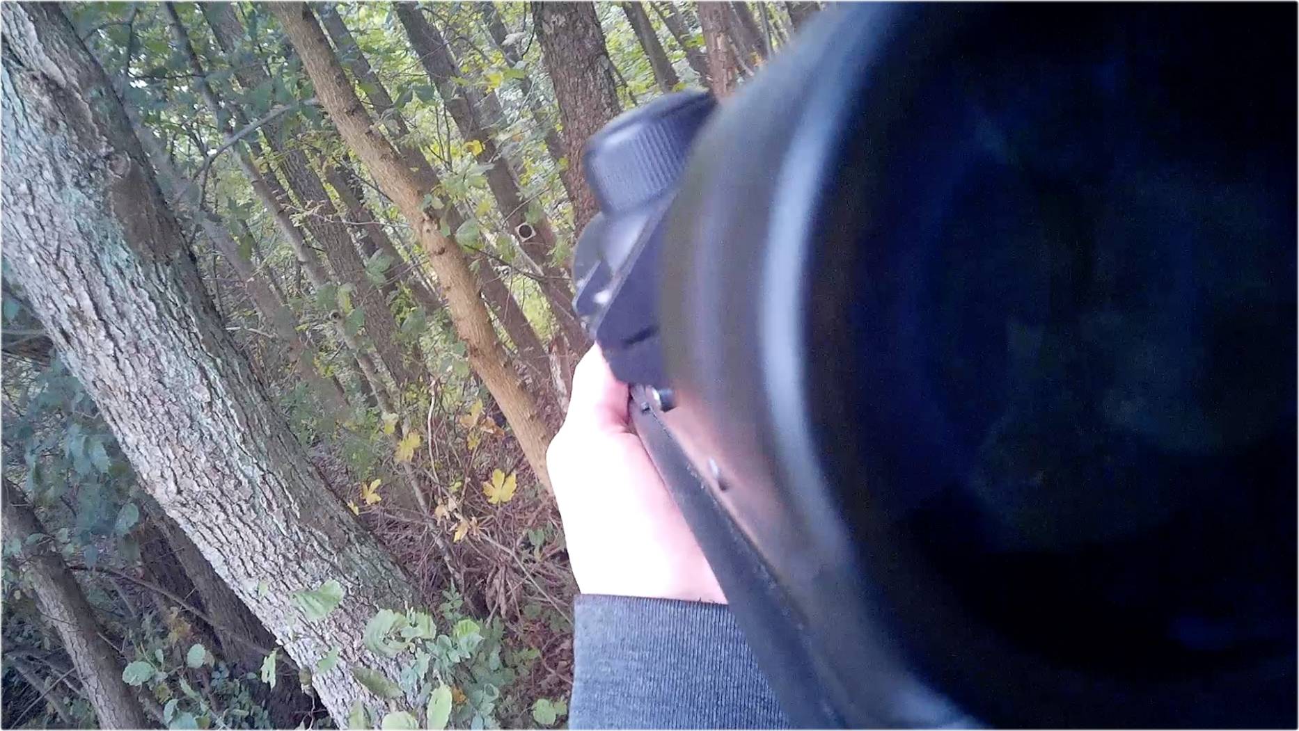 Billede taget med mercury kamera brille: person sigter med riffel efter skydeskive