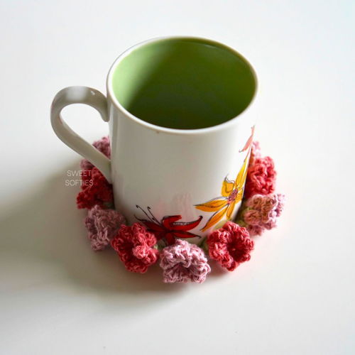 Rose Bouquet Coaster met TWEE bloemvariaties! · Snelle en gemakkelijke haakinstructie