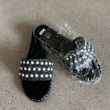 Sandalen in schwarz mit Perlen
