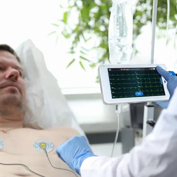 le médecin utilise un appareil ECG à 12 dérivations pour la détection des préobstructions cardiaques