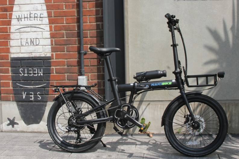 レンガ塀の前のNaiciBikeC2