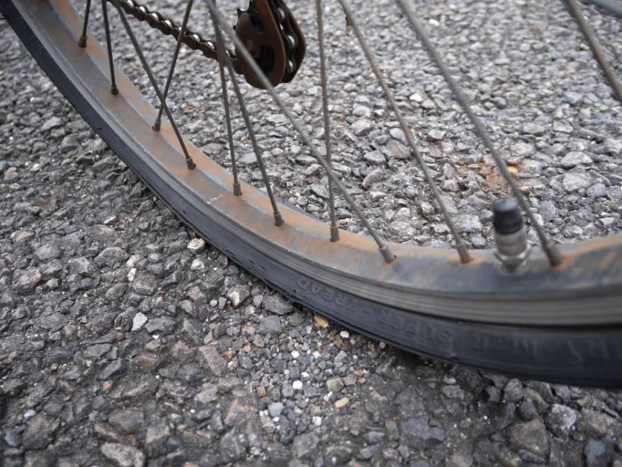 電動空気入れで自転車に空気を入れている