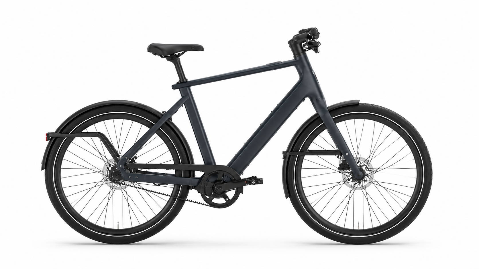 Gazelle Cayo e-bike in zijaanzicht met donker frame, riemaandrijving en minimalistisch stadsfietsontwerp.