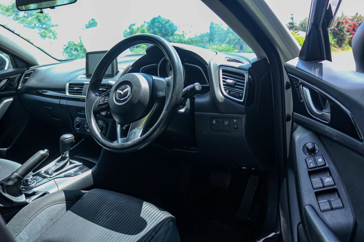 2016 Mazda Axela — Royal Max Motors — photo 8 of 14