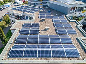  Mönchengladbach
- Solaranlage auf dem Dach eines Mehrfamilienhauses