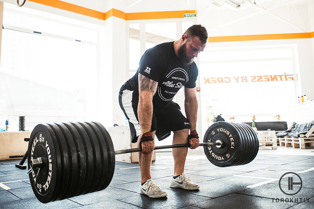WBCM Deadlifting with high weight barbell