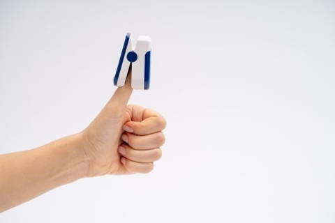 Un oxymètre de pouls peut être utilisé sur n’importe quel doigt sans que cela ne fausse les résultats. Il peut tout aussi bien être placé sur le lobe de l’oreille ou sur un orteil.