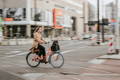 Femme à vélo en milieu urbain