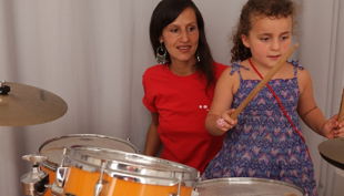 das klingende museum berlin kind spielt schlagzeug