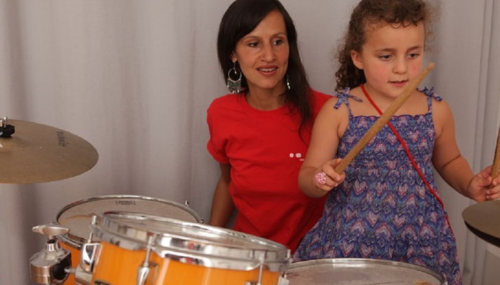 das klingende museum berlin kind spielt schlagzeug