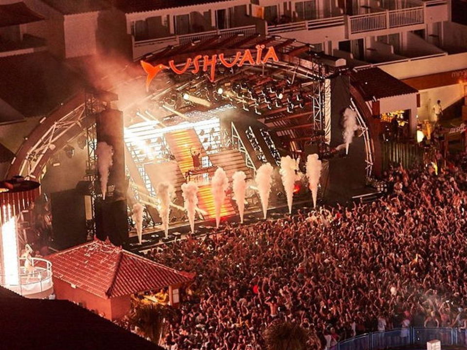 Drink at the secret Sky Up - Ushuaïa Tower Rooftop