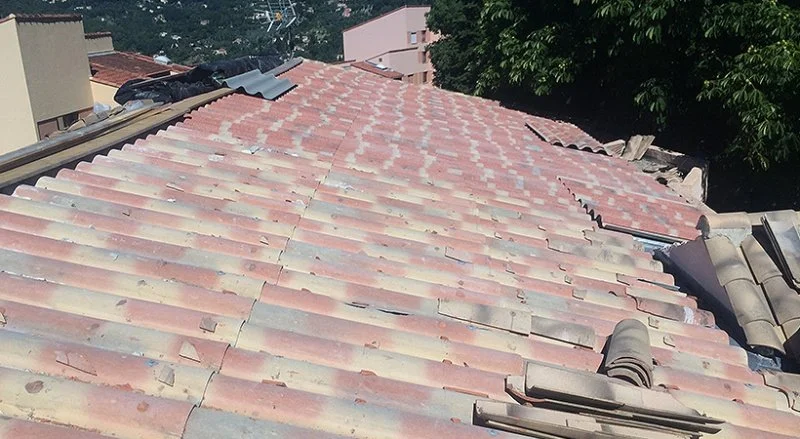 Rénovation d’une toiture avec bâchage et pose d’une couverture en PST à Grasse — photo 3 sur 13 — CEG TOITURE