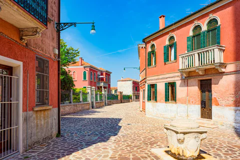 Premium Lagoon Excursion: Murano Glass, Burano & Lace Museum
