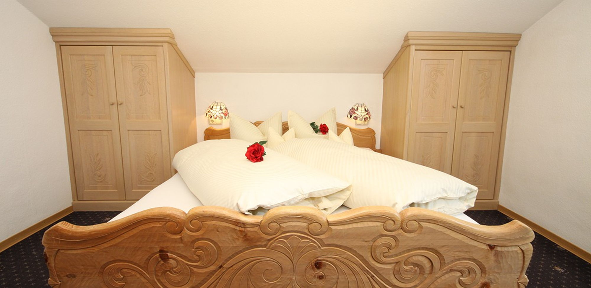 Schlafzimmer mit Doppelbett für erholsame Nächte in der Alpensonne Ferienwohnung mit Bergblick im Allgäu