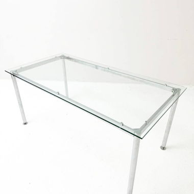 Minimalistischer Esstisch mit Glasplatte
