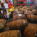 Racked Warehouse chai rempli de fûts de whisky en bois de la distillerie Dornoch dans le nord-ouest des Highlands d'Ecosse