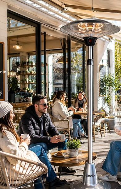 Calefactor de terraza de pie ANWO en la terraza de una cafetería