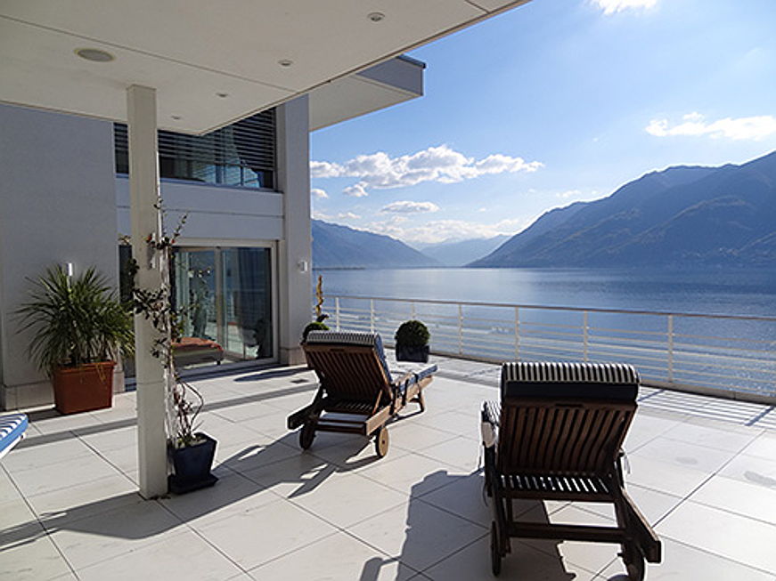  4058 Basel
- This luxury penthouse with lake access and a private marina is on the market with
Engel & Völkers Ascona for 4.2 million Swiss francs (approx. 3.9 million euros). The spacious apartment with 6.5 rooms boasts the best location in Brissago. (Image source: Engel & Völkers Ascona)