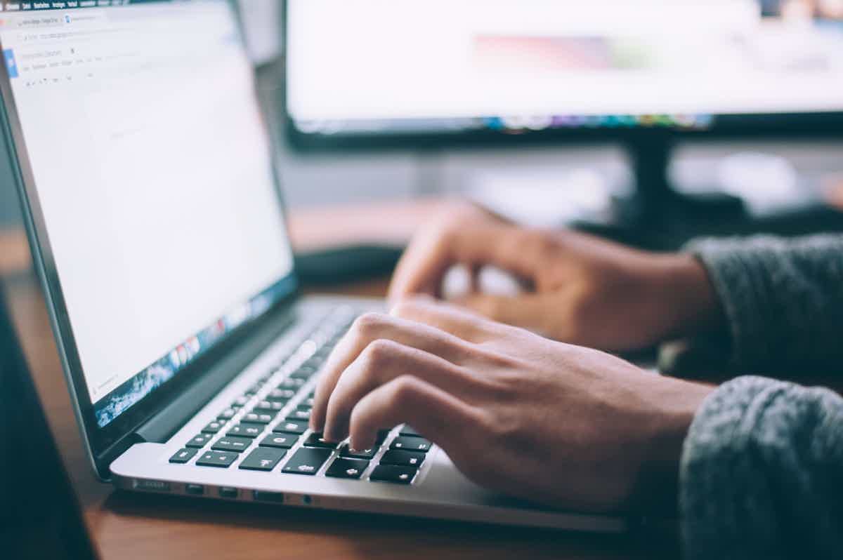 Recherche du cadeau d'entreprise idéal sur ordinateur