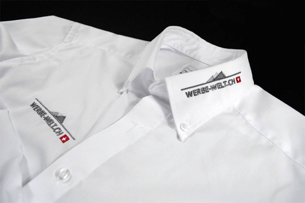 Stickereien gelten als besonders elegant und eignen sich besonders für Hemden, Polos, Jacken und Hoodies. Gestickte Logos und Motive sind besonders haltbar und auch noch nach vielen Waschgängen unverändert in Farbe und Form. Mehr lesen