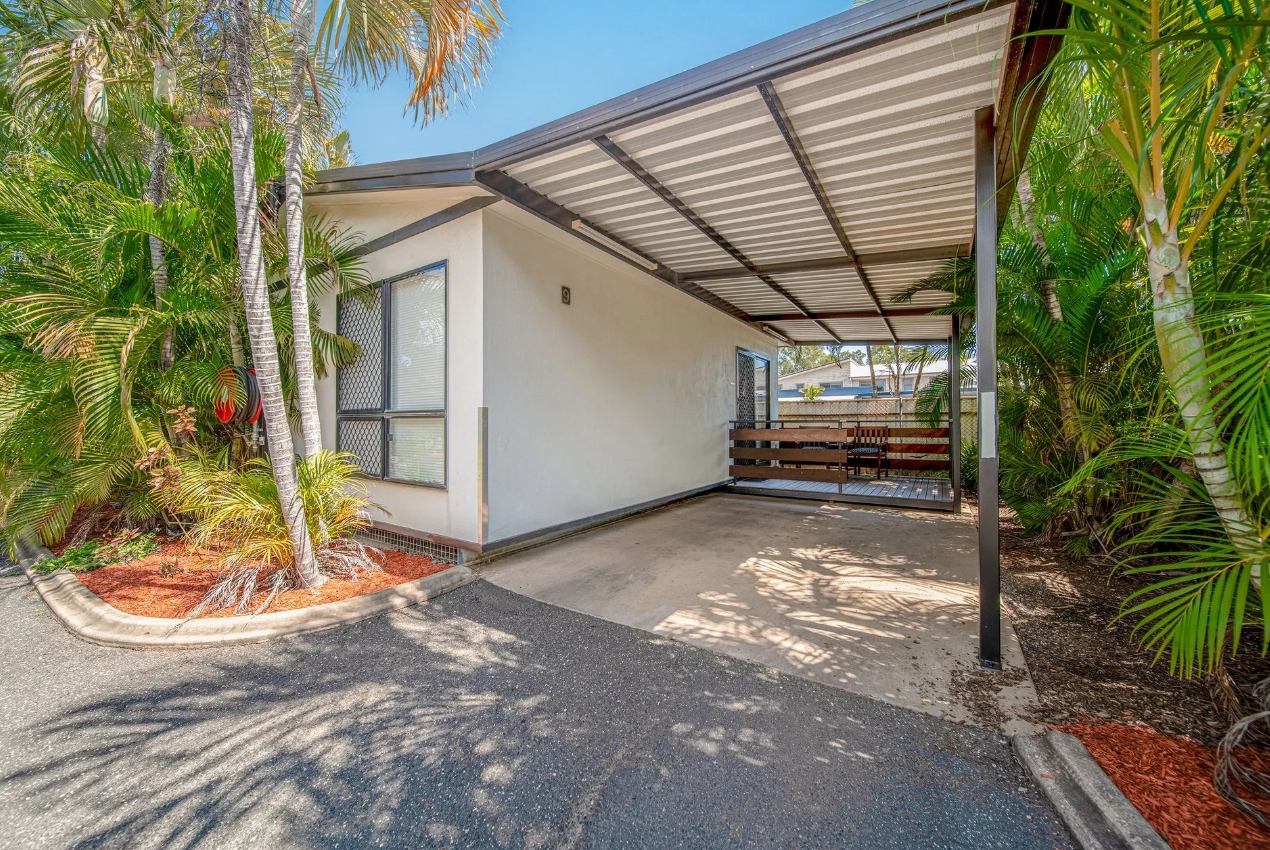 Screenshot_30-12-2025_101749_www.emeraldmotelapartments