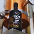 Bouteille de Gin The Storr posée à côté de l'alambic de la brasserie distillerie Isle of Skye Brewing Company sur l'île de Skye dans les Hébrides intérieures d'Ecosse
