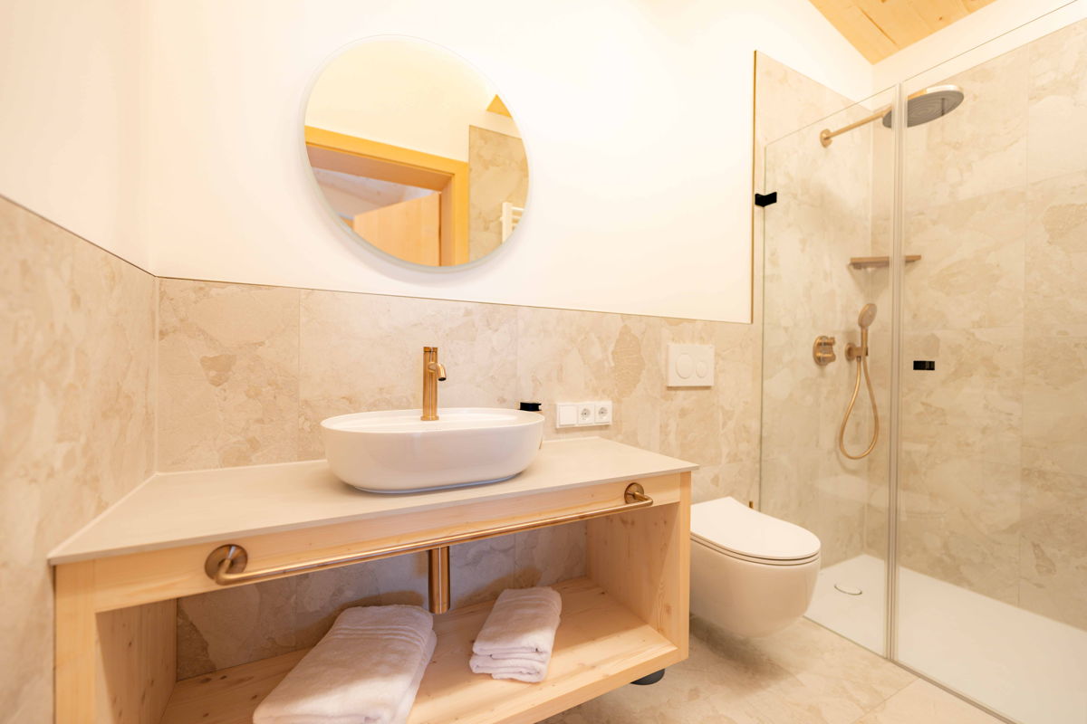 Badezimmer mit Waschbecken und Dusche im Zimmer Cozy Kabel.