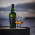 Bouteille Single Malt Scotch Whisky Ardbeg 10 ans de la distillerie Ardbeg sur l'île d'Islay dans les Hébrides intérieures d'Ecosse