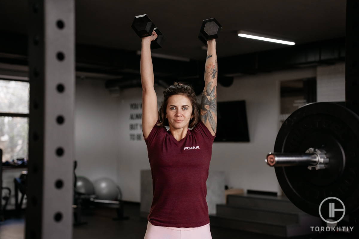 WBCM women perfoms rotation with dumbbells