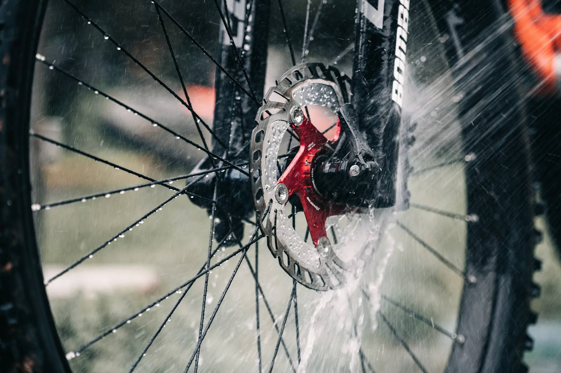limpieza de frenos hidraulicos de bicicleta eléctrica con agua