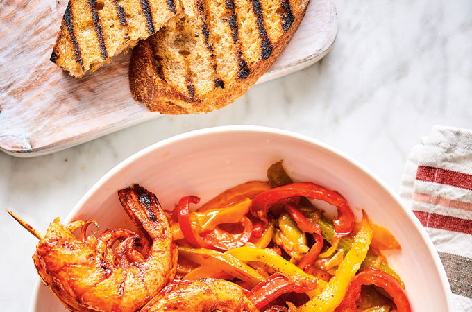 Brochettes de crevettes et piperade