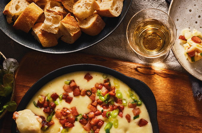 Fondue au fromage au four, au vermouth et au bacon