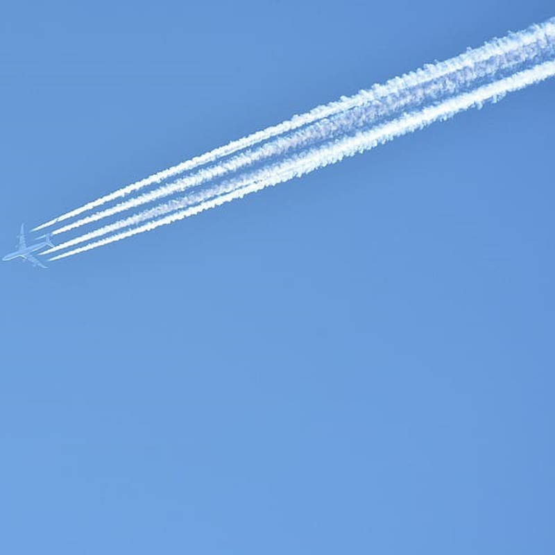 Vliegtuig in een helderblauwe lucht