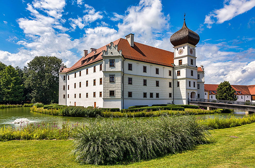  Freising
- Unweit Ihrer Immobilie im Freisinger Umland finden Sie zahlreiche historische Denkmäler und Sehenswürdigkeiten, unter anderem das Schloss Hohenkammer aus dem 16. Jahrhundert.