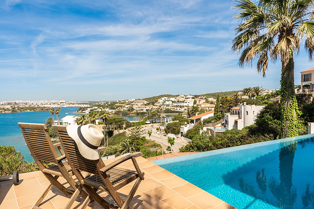  Mahón
- Buy a house in Menorca near to the Xoriguer distillery with the real estate agency Engel & Völkers