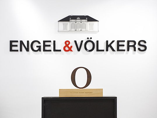  Rostock
- Qualität, Professionalität und innovatives Denken: Dafür ist Engel & Völkers erneut vom Luxusmagazin Robb Report als Top-Marke in Spanien ausgezeichnet worden.