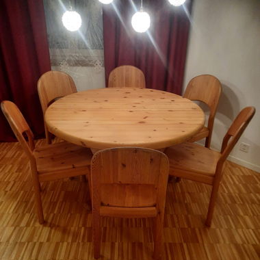 Tisch und 6 Stühle zu verkaufen