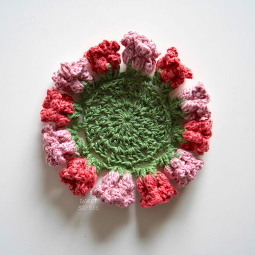 Rose Bouquet Coaster met TWEE bloemvariaties! · Snelle en gemakkelijke haakinstructie