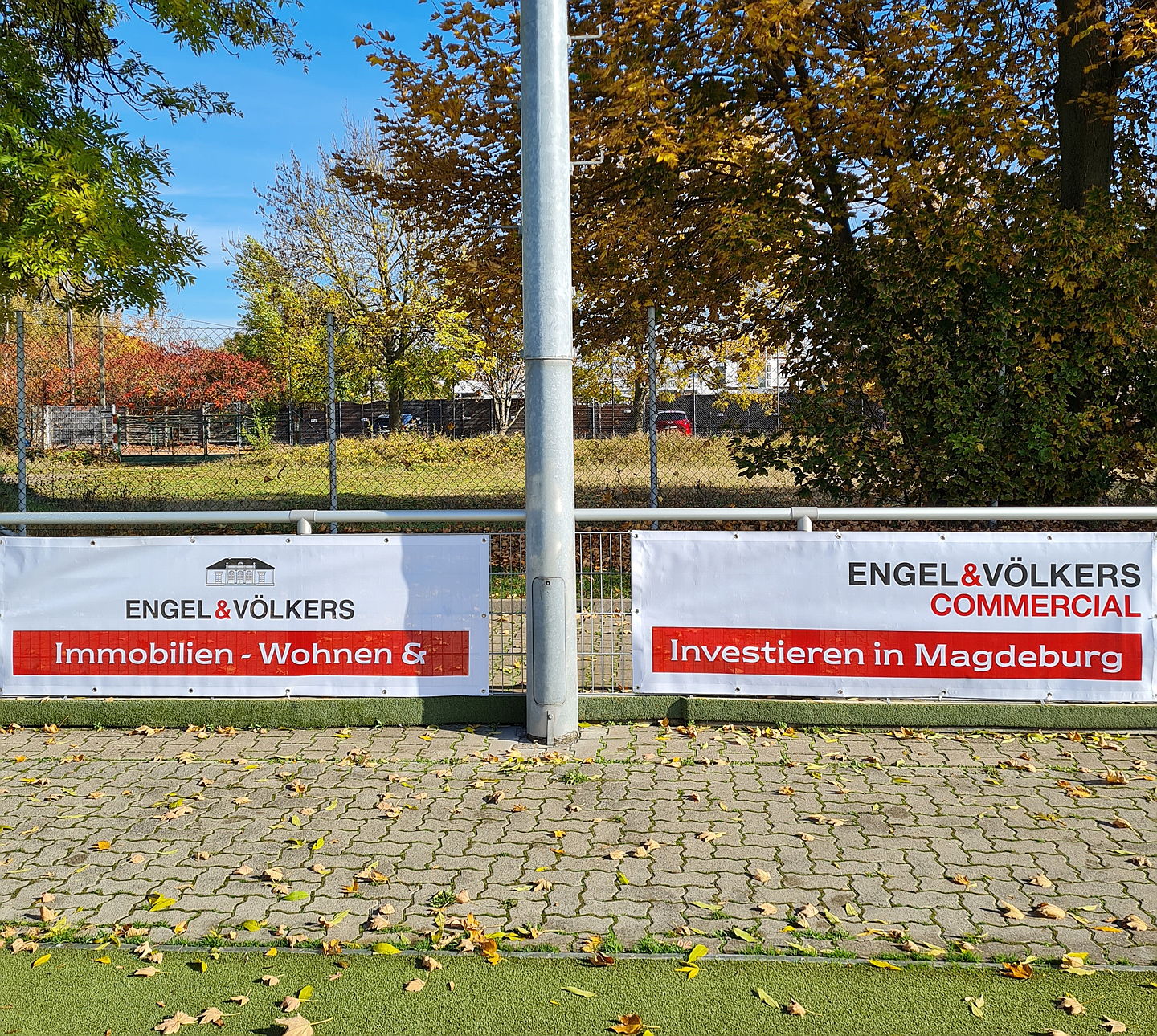  Magdeburg
- Plakate Engel & Völkers am Zaun des Stadions