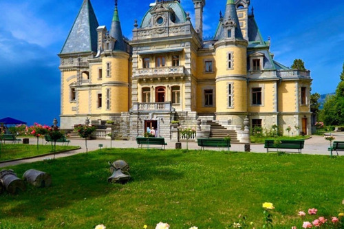 Величественные дворцы и живописные скалы Крыма