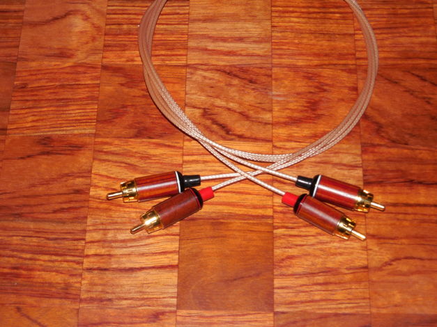 Silver RCA interconnects 1 meter  Natural wooden case T...
