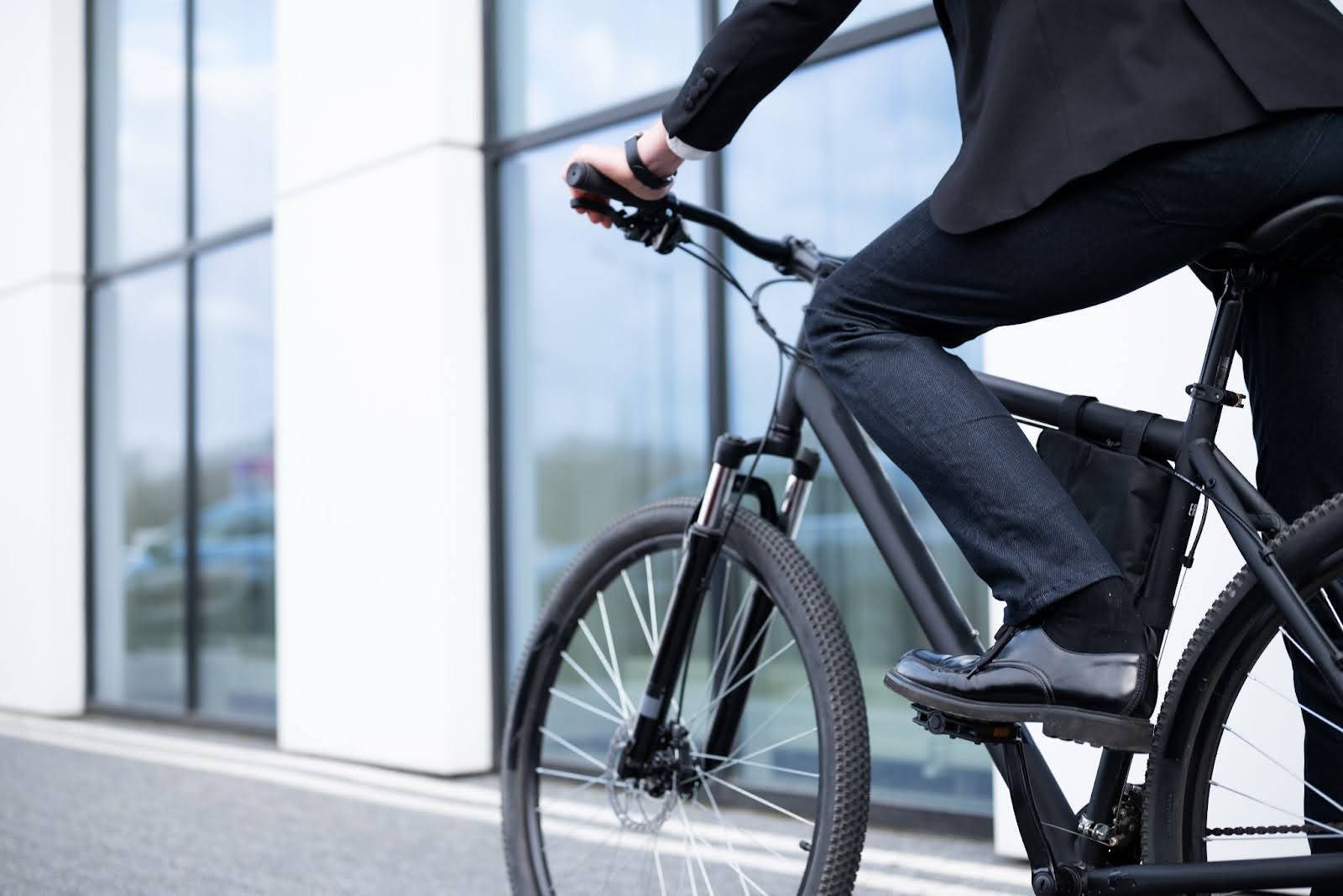 Un homme se promenant sur son vélo électrique ShiftBikes adapté à sa taille
