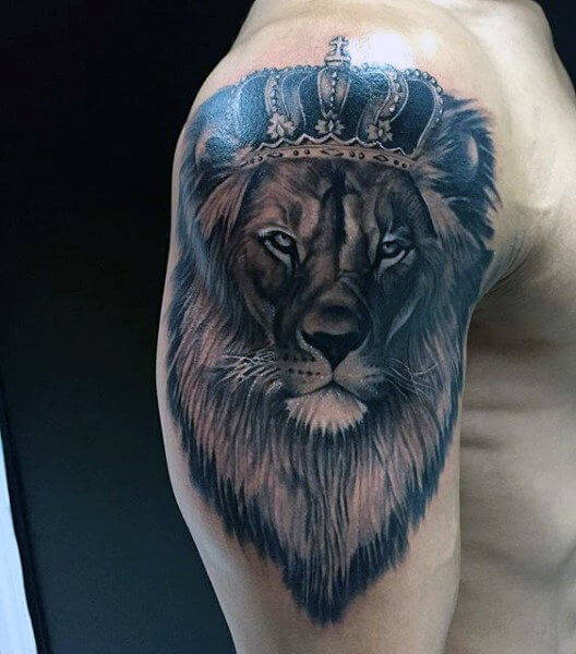 Tatouage Lion Couronne Epaule Homme