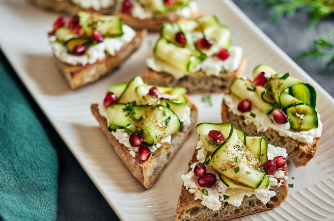 Tartines au fromage de chèvre, courgette et zaatar