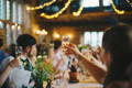 santé avec un verre de vin lors d'un mariage