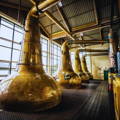 Vue latérale de la salle de distillation et des alambics Pot Stills de la distillerie Caol Ila sur l'île d'Islay dans les Hébrides intérieures d'Ecosse